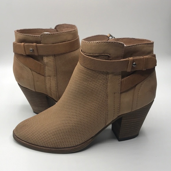 Dolce Vita Shoes - EUC Dolce Vita Women’s Leather ZIP Up Booties